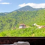 Forest Villa, 6 Minutes From The Airport 别墅 Tasoluk