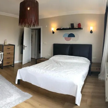 Forest Villa, 6 Minutes From The Airport Villa *