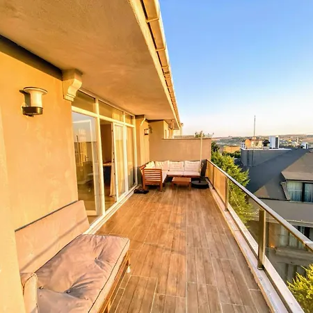 Villa Forest Villa, 6 Minutes From The Airport