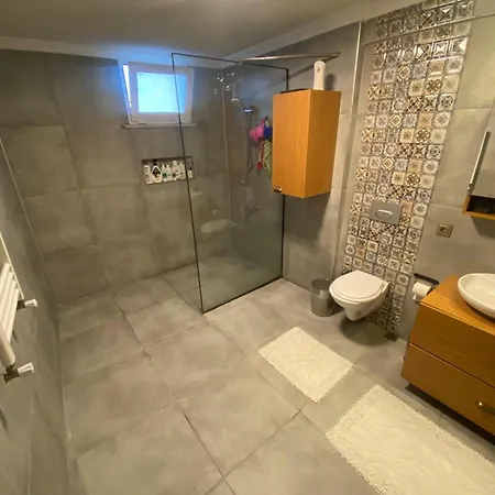 Forest Villa, 6 Minutes From The Airport וילה *