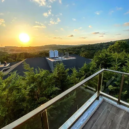 Forest Villa, 6 Minutes From The Airport Villa *