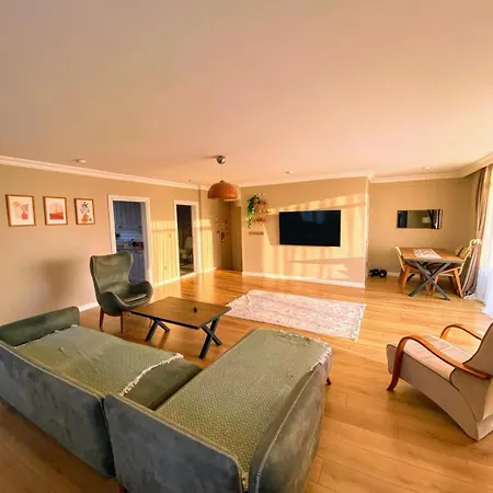 Forest Villa, 6 Minutes From The Airport וילה *