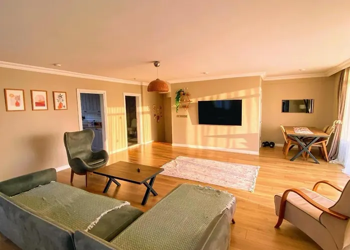 Forest Villa, 6 Minutes From The Airport Villa *